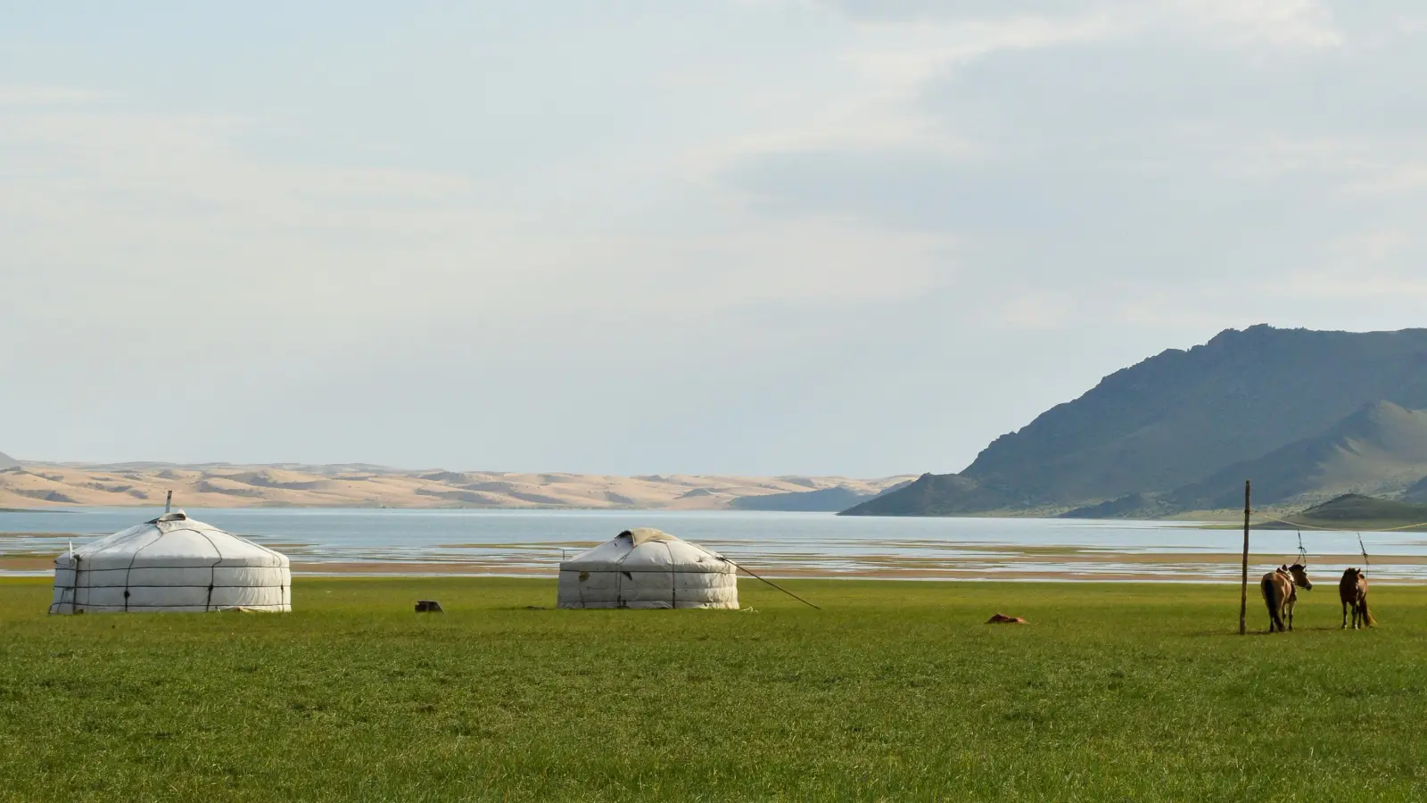 Yourtes au bord d'un lac en Mongolie
