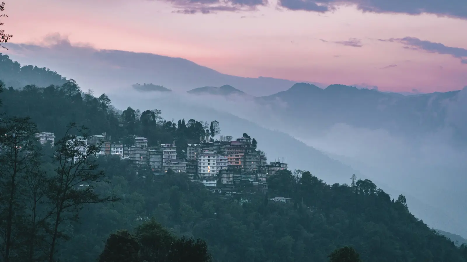 Collines brumeuses du Sikkim, dans l'Himalaya indien